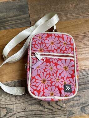 Thread Wallets Mini Crossbody Bag Pink Red Daisy Floral Phone Purse